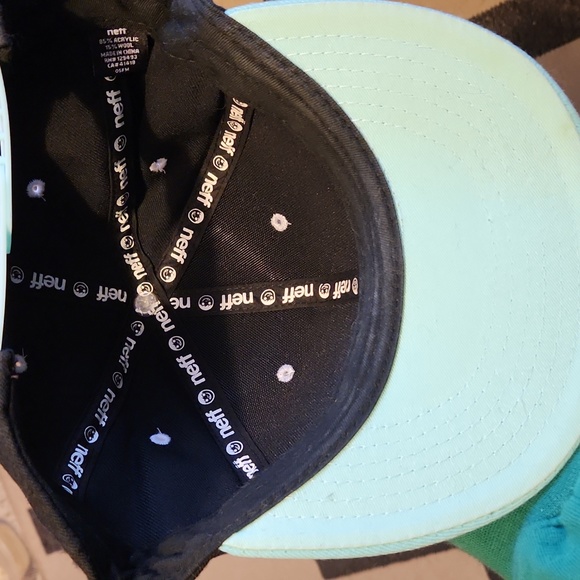 Neff Embroidered Snapback Hat - Picture 3 of 3